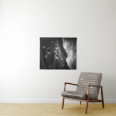 Weiße Narzissen Blume in Dunkelheit Wandteppich (Beispiel (Horizontal))