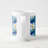 Weiße Narzissenmuster Jumbo-Tasse (Rückseite)