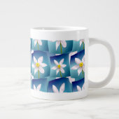 Weiße Narzissenmuster Jumbo-Tasse (Rechts)