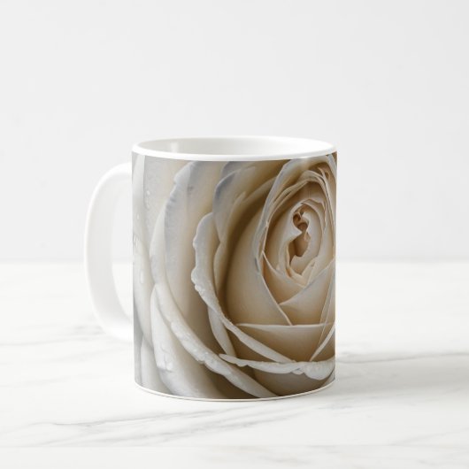 Weiße nasse Rose nahes Design Kaffeetasse (Vorderseite Links)