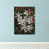 Weiße Nerine-Blumen Leinwanddruck (Insitu (Holzboden))