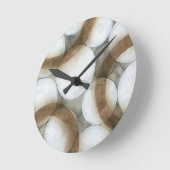Weiße Orbs und braune Kreise Runde Wanduhr (Winkel)