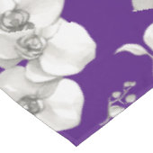 Weiße Orchidee auf Lila | Tischdecke (Schrägansicht)