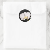 Weiße Orchidee auf schwarz Runder Aufkleber (Tasche)