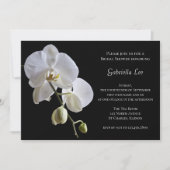 Weiße Orchidee auf schwarzem Brautparty Einladung (Vorderseite)