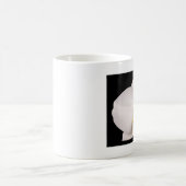Weiße Orchidee auf Schwarzem Kaffeetasse (Mittel)