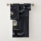 Weiße Orchidee auf schwarzen Steinen Badhandtuch Set (Insitu)