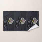 Weiße Orchidee auf schwarzen Steinen Badhandtuch Set (Handtuch)