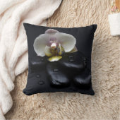 Weiße Orchidee auf schwarzen Steinen Kissen (Decke)