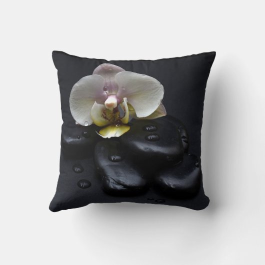 Weiße Orchidee auf schwarzen Steinen Kissen (Rückseite)