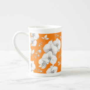 Weiße Orchidee in Orange Porzellantasse