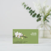 Weiße Orchidee mit Reflektion über Wasser grün Visitenkarte (Stehend Vorderseite)