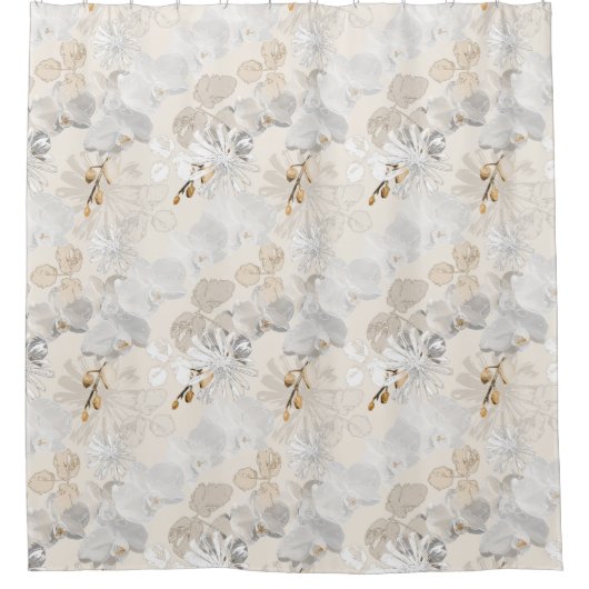 Weiße Orchideen auf einer hellen Creme  Duschvorhang (Vorderseite)