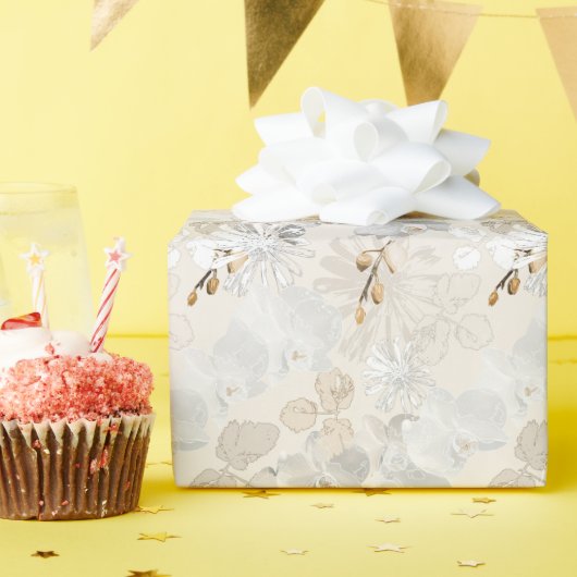 Weiße Orchideen auf einer hellen Creme  Geschenkpapier (Geburtstagsparty)