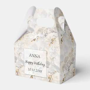 Weiße Orchideen auf einer hellen Creme Geschenkschachtel