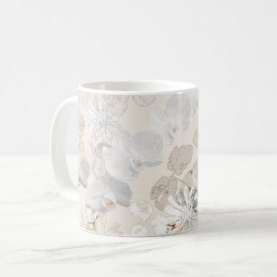 Weiße Orchideen auf einer hellen Creme   Kaffeetasse