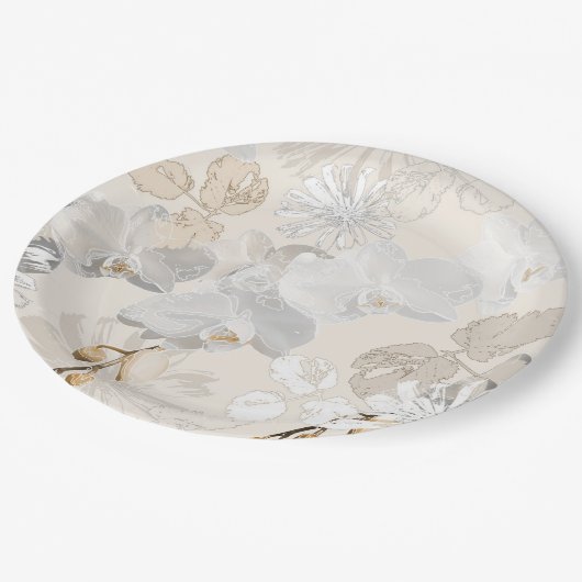 Weiße Orchideen auf einer hellen Creme Pappteller (Schrägansicht)