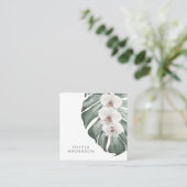 Weiße Orchideen auf Monstera Tropical Botanical Quadratische Visitenkarte (Stehend Vorderseite)