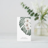 Weiße Orchideen auf Monstera Tropical Botanical Visitenkarte (Stehend Vorderseite)