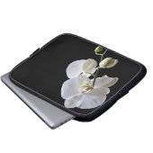 Weiße Orchideen auf schwarz Laptopschutzhülle (Vorne Knopf)