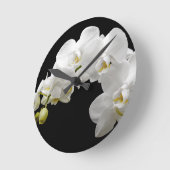 Weiße Orchideen auf schwarz Runde Wanduhr (Winkel)