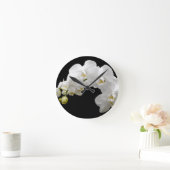 Weiße Orchideen auf schwarz Runde Wanduhr (Zuhause)