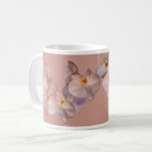 Weiße Orchideen-Blumen auf Abzeichen Kaffeetasse (Vorderseite Links)
