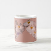 Weiße Orchideen-Blumen auf Abzeichen Kaffeetasse (Mittel)