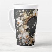 Weiße Orchideen-Blumenkrone mit Perlen und Gold Milchtasse (Linke Ecke)
