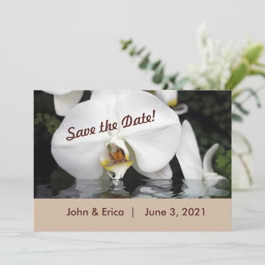 Weiße Orchideen in Wasser flach Save the Date Kart (Stehend Vorderseite)