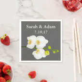 Weiße Orchideen und mittelgraue Hochzeit Serviette (Beispiel)