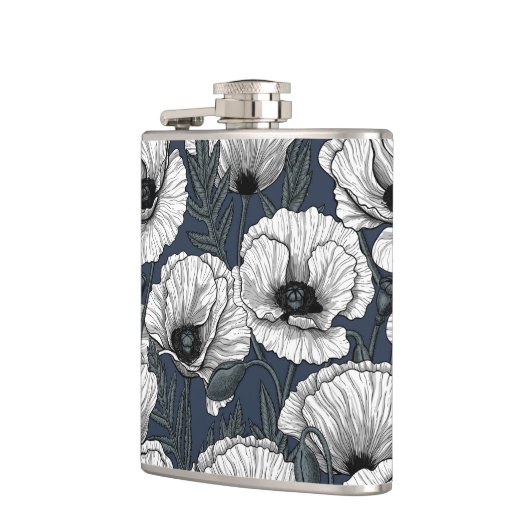 Weiße Pappchen auf der Marine Flachmann (Links)