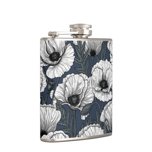 Weiße Pappchen auf der Marine Flachmann (Rechts)