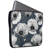 Weiße Pappchen auf der Marine Laptopschutzhülle (Vorne Rechts)