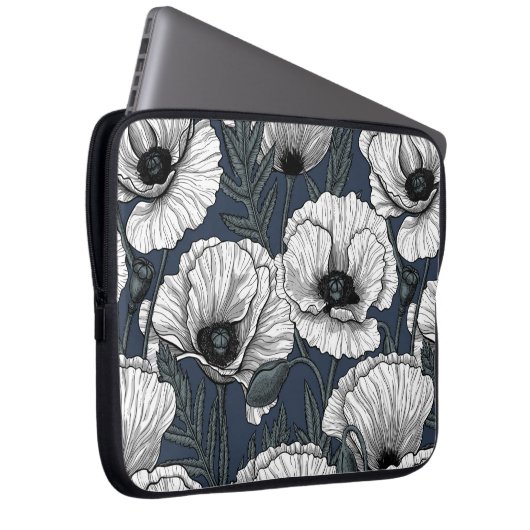 Weiße Pappchen auf der Marine Laptopschutzhülle (Vorne Rechts)