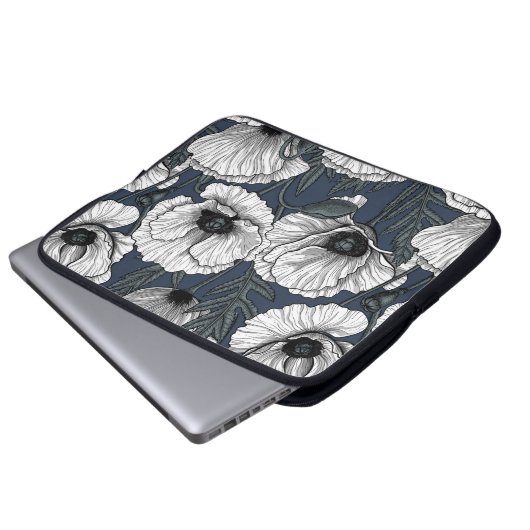 Weiße Pappchen auf der Marine Laptopschutzhülle (Vorne Knopf)