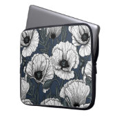 Weiße Pappchen auf der Marine Laptopschutzhülle (Vorderseite Links)