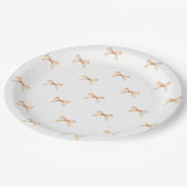 Weiße Pappteller mit goldenem Schleifenmuster (Schrägansicht)