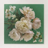 Weiße Peonies mit Frühlingsblumen auf Grün Puzzle (Horizontal)