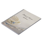 Weiße Perlen, Diamantring und blaue Spitzen-Hochze Notizblock (Linke Seite)