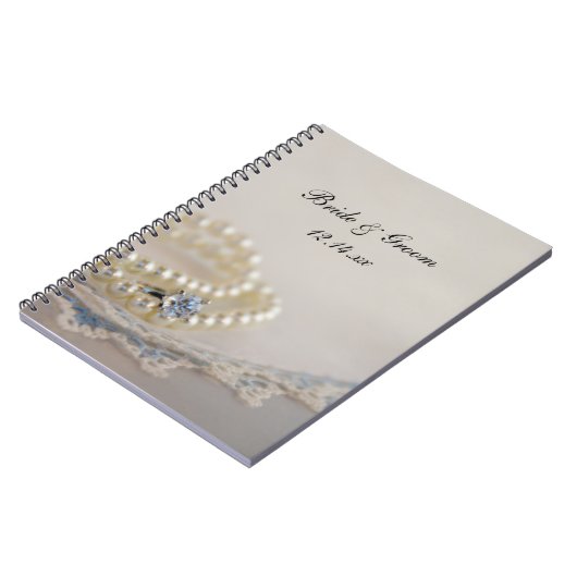 Weiße Perlen, Diamantring und blaue Spitzen-Hochze Notizblock (Linke Seite)