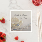 Weiße Perlen, Diamantring und blaue Spitzen-Hochze Serviette (Beispiel)