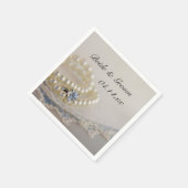 Weiße Perlen, Diamantring und blaue Spitzen-Hochze Serviette (Ecke)