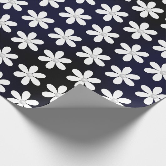 Weiße Perlen und Perlen auf schwarz Geschenkpapier (Ecke)