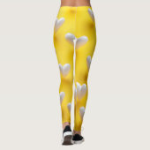 Weiße Perlenherzen auf Gelb Leggings (Rückseite)