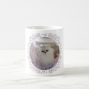 Weiße Perserkatze auf einem rosa Stuhl Kaffeetasse