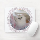 Weiße persische Katze auf rosa Stuhl Mousepad (Mit Mouse)