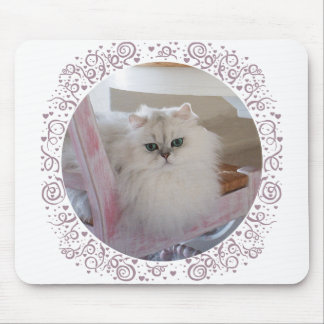 Weiße persische Katze auf rosa Stuhl Mousepad