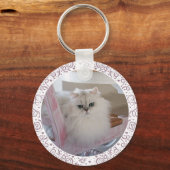 Weiße persische Katze auf rosa Stuhl Schlüsselanhänger (Vorderseite)