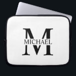 Weiße Personalisierte Monogramm und Name Laptopschutzhülle<br><div class="desc">Personalisierte Monogramm- und Namensgeschenke mit personalisiertem schwarzem Monogramm im klassischen Serif-Schriftart-Stil mit Namensbox in der Mitte des Monogramms auf weißem Hintergrund. Perfekt als väterliche Tagesgeschenke für Vater und Geschenke für jeden Anlass.</div>